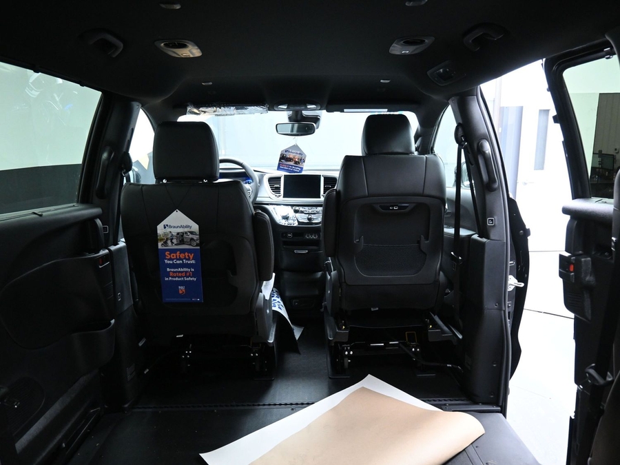 Black Chrysler Pacifica image number 12