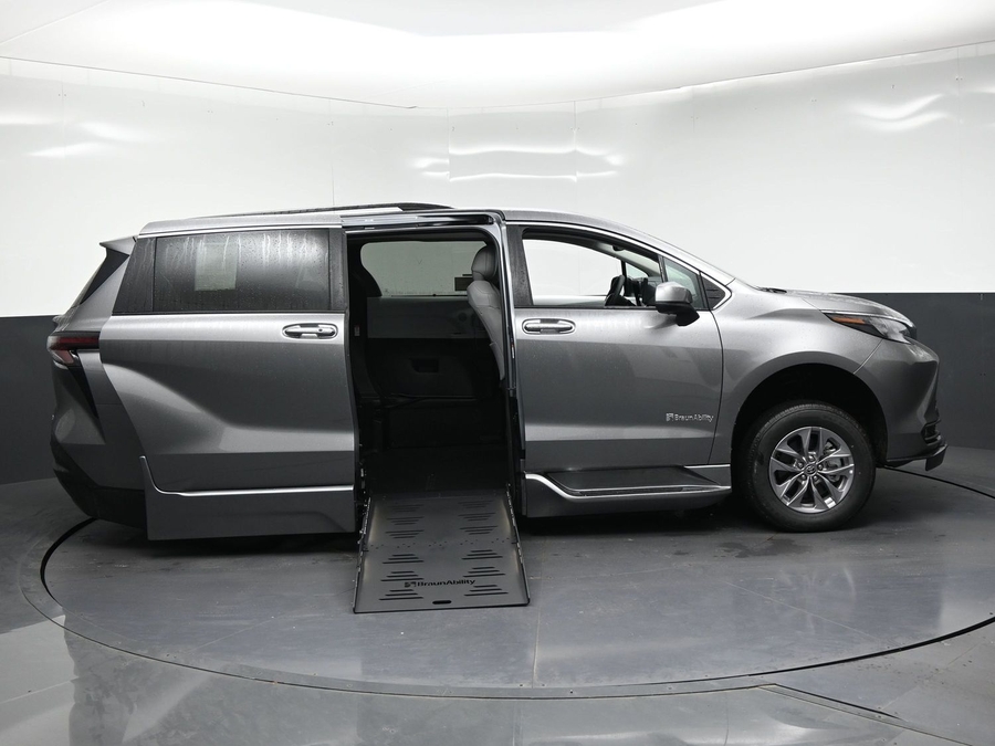 New 2026 Toyota Sienna Hybrid XLE Base - BraunAbility Side Entry Fold Out Automatic Ramp
