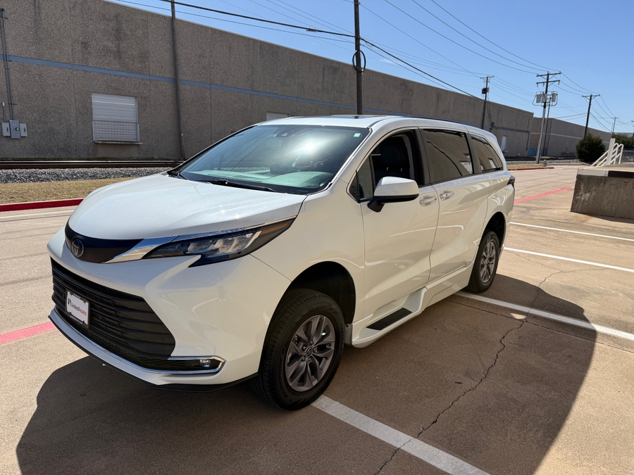 Used 2022 Toyota Sienna Hybrid XLE Base - BraunAbility Side Entry Entry Fold Out Automatic Ramp