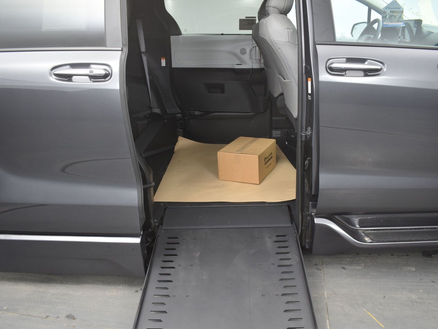 New 2025 Toyota Sienna Hybrid XLE Plus - BraunAbility Side Entry Entry In Floor Automatic Ramp
