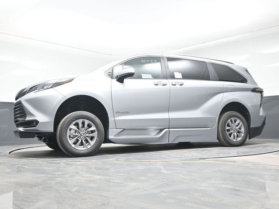 Silver Toyota Sienna image number 19