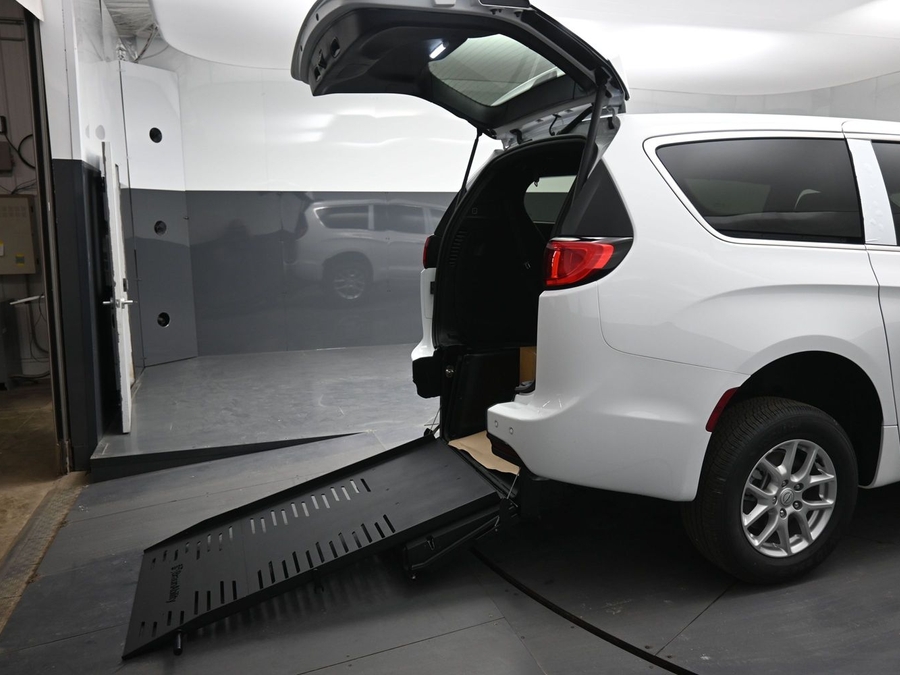 White Chrysler Voyager image number 12
