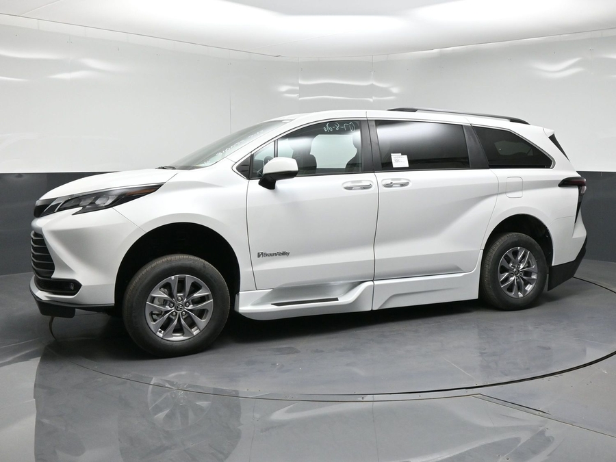 White Toyota Sienna image number 13