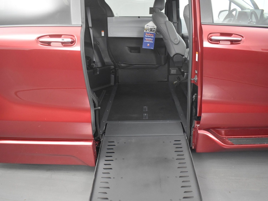 New 2025 Toyota Sienna Hybrid XLE Plus - BraunAbility Side Entry Entry In Floor Automatic Ramp