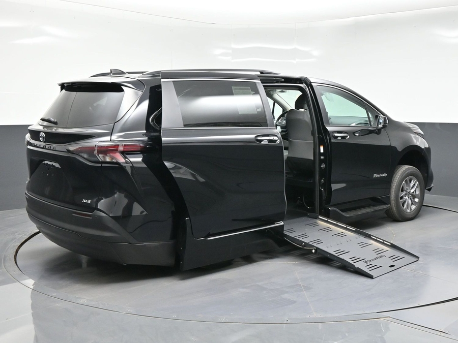 Black Toyota Sienna image number 6