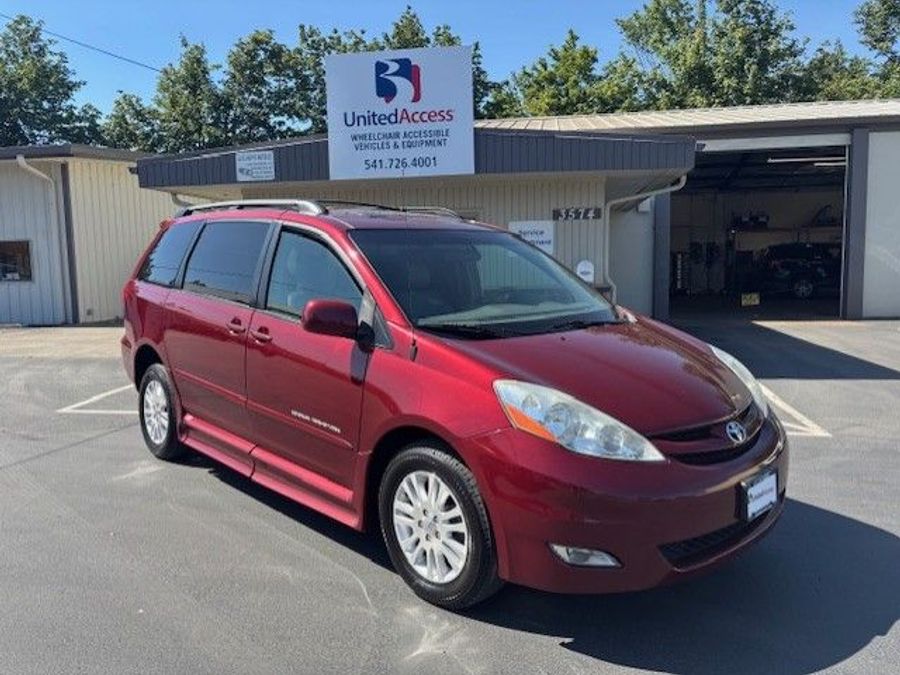 Used 2008 Toyota Sienna XLE - BraunAbility Side Entry Entry Fold Out Automatic Ramp
