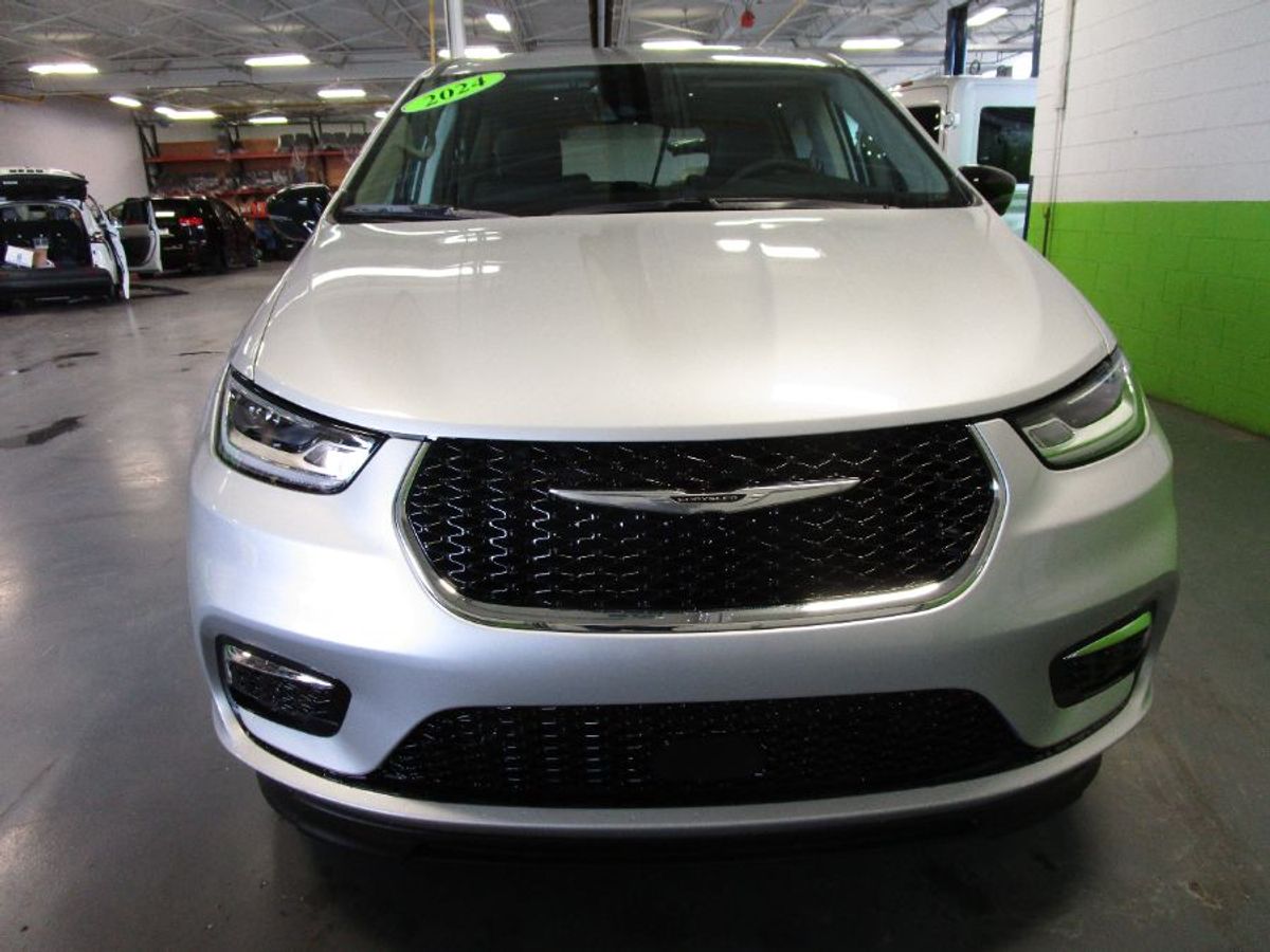 Silver Chrysler Pacifica image number 9