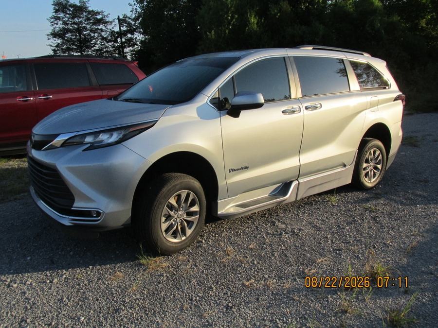 Silver Toyota Sienna image number 1