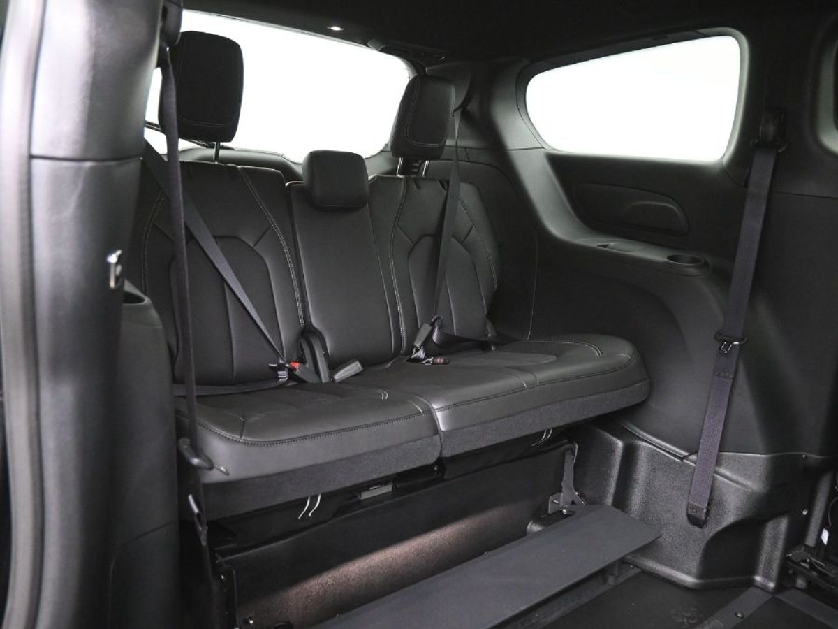 Black Chrysler Pacifica image number 16