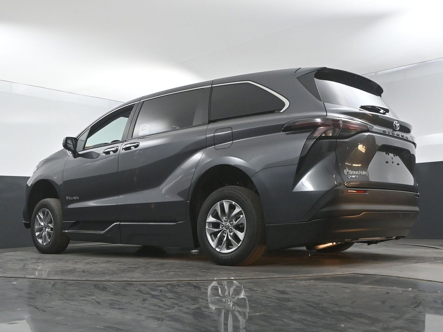 New 2025 Toyota Sienna Hybrid XLE Base - BraunAbility Side Entry Entry Fold Out Automatic Ramp