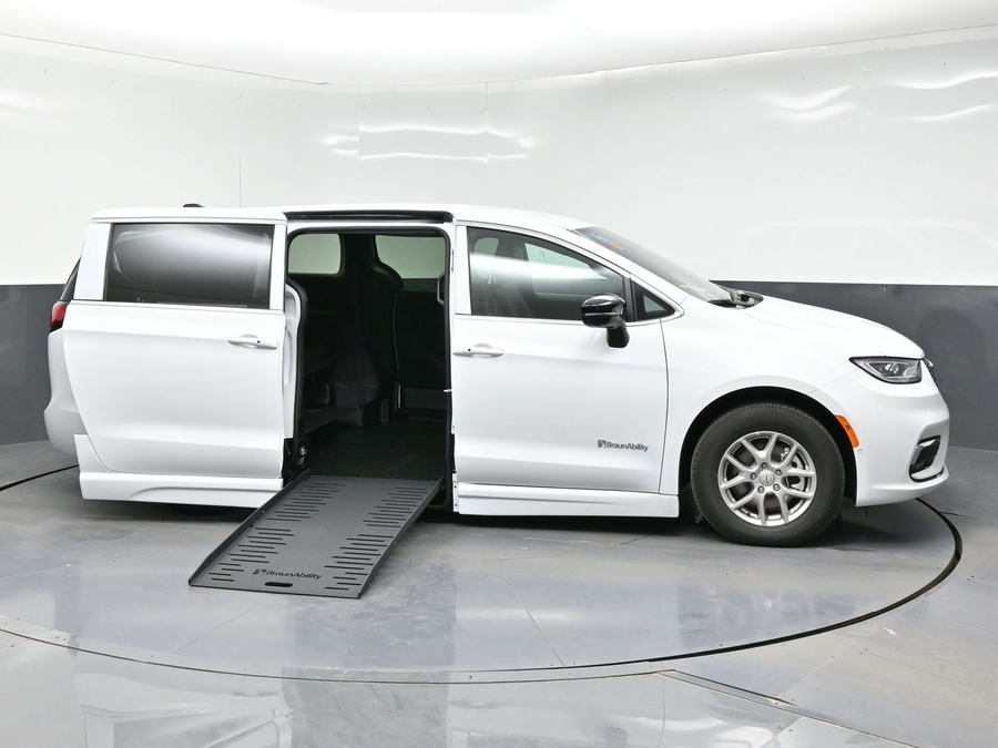 White Chrysler Pacifica image number 5