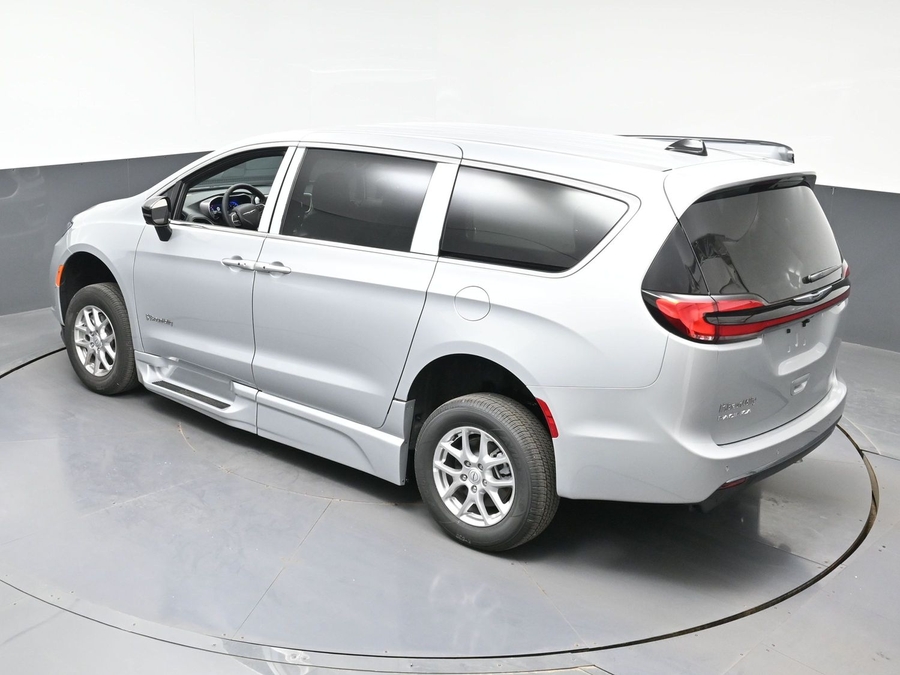 New 2026 Chrysler Pacifica Select Safety - BraunAbility Side Entry Entry Fold Out Automatic Ramp
