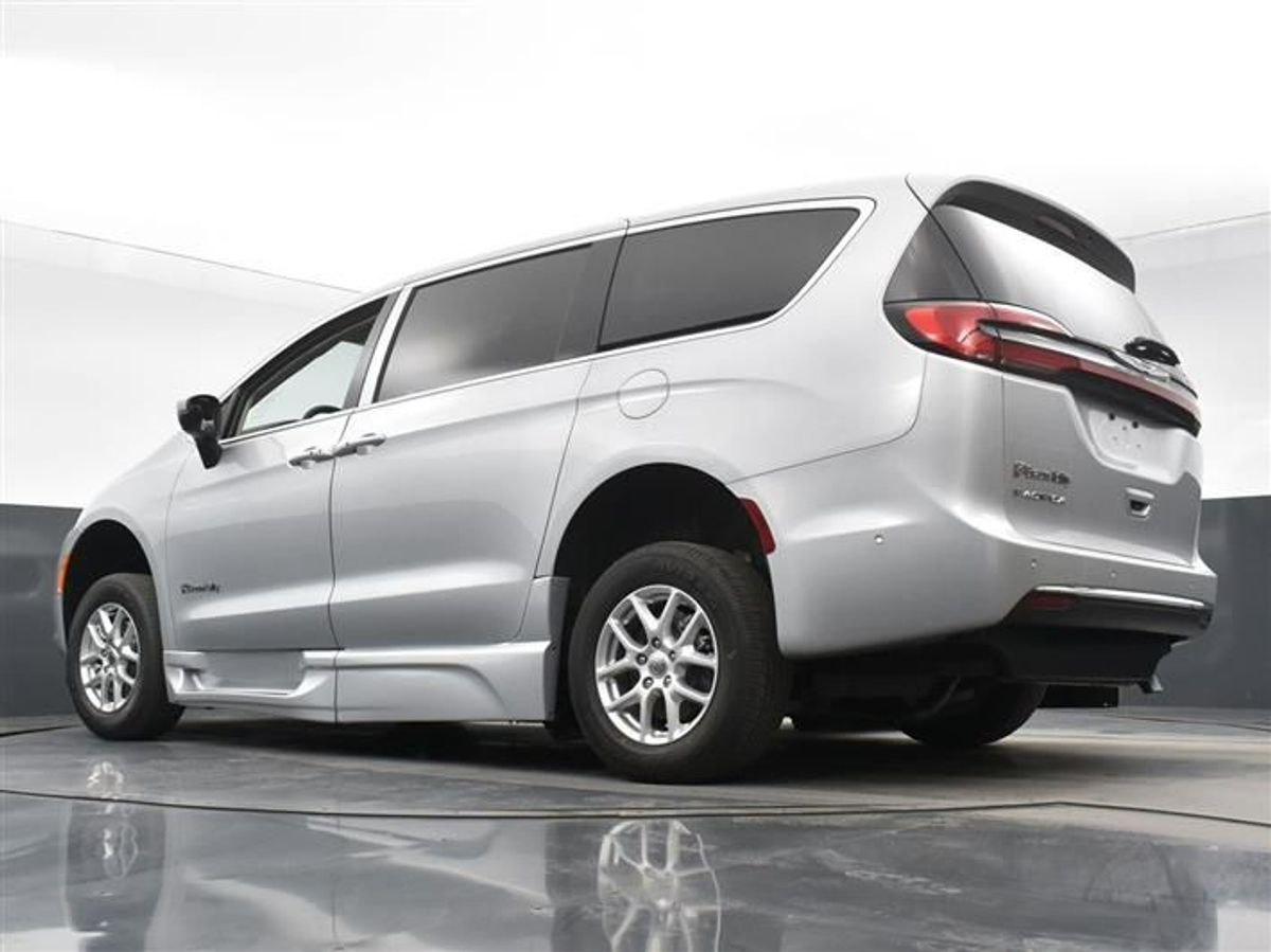 Silver Chrysler Pacifica image number 18