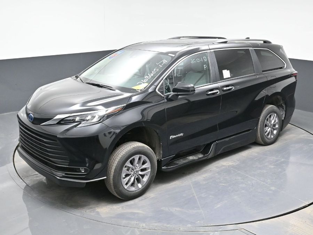 Black Toyota Sienna image number 23