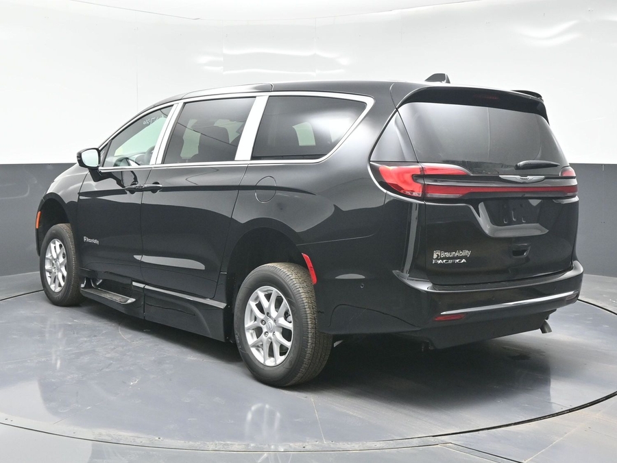 Black Chrysler Pacifica image number 4