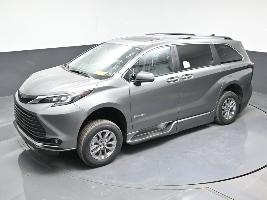 Grey Toyota Sienna image number 21