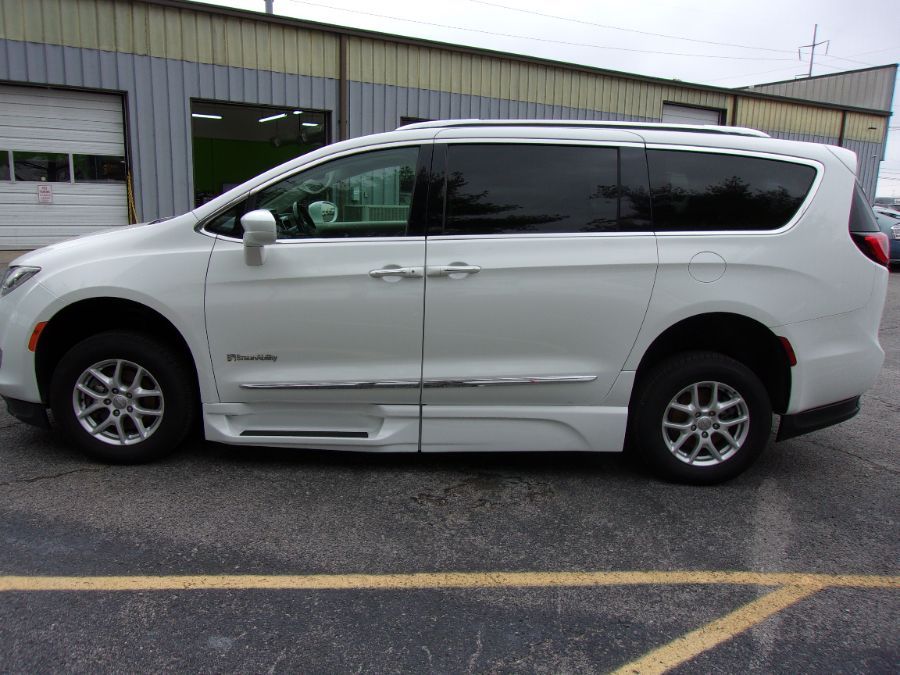 White Chrysler Pacifica image number 8