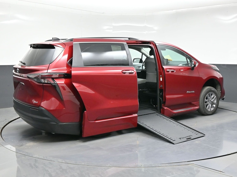 New 2026 Toyota Sienna Hybrid XLE Add - BraunAbility Side Entry Entry In Floor Automatic Ramp
