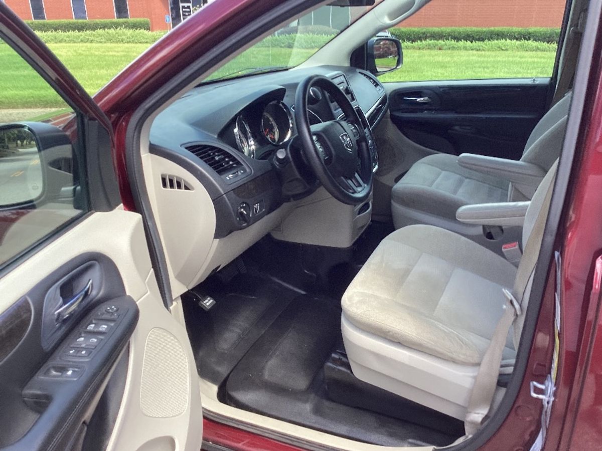 Red Dodge Grand Caravan image number 18