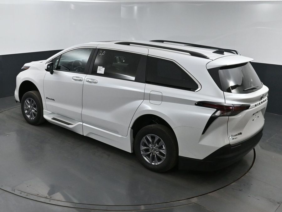New 2025 Toyota Sienna Hybrid XLE Plus - BraunAbility Side Entry Entry Fold Out Automatic Ramp