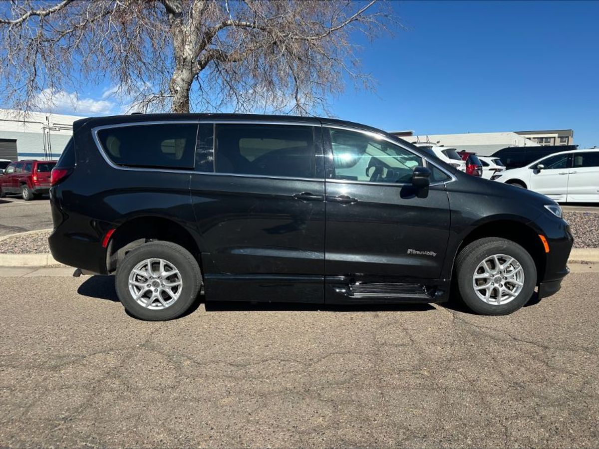 2023 CHRYSLER PACIFICA - Image 9