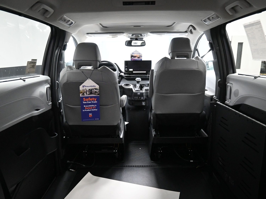 Grey Toyota Sienna image number 14