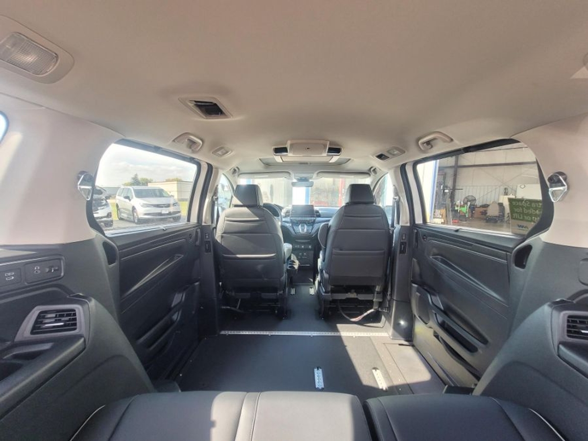 White Honda Odyssey image number 15