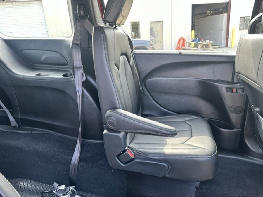 Red Chrysler Voyager image number 8
