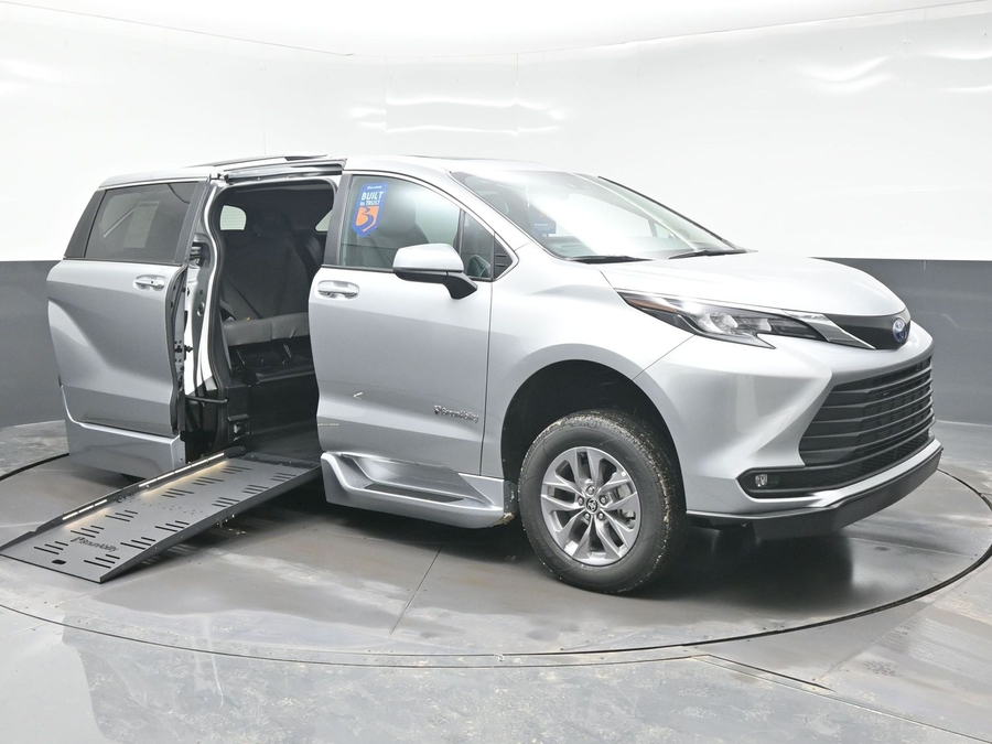 Silver Toyota Sienna image number 12