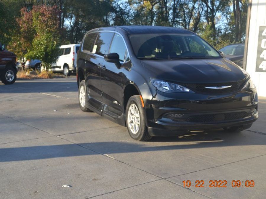 Black Chrysler Voyager image number 7