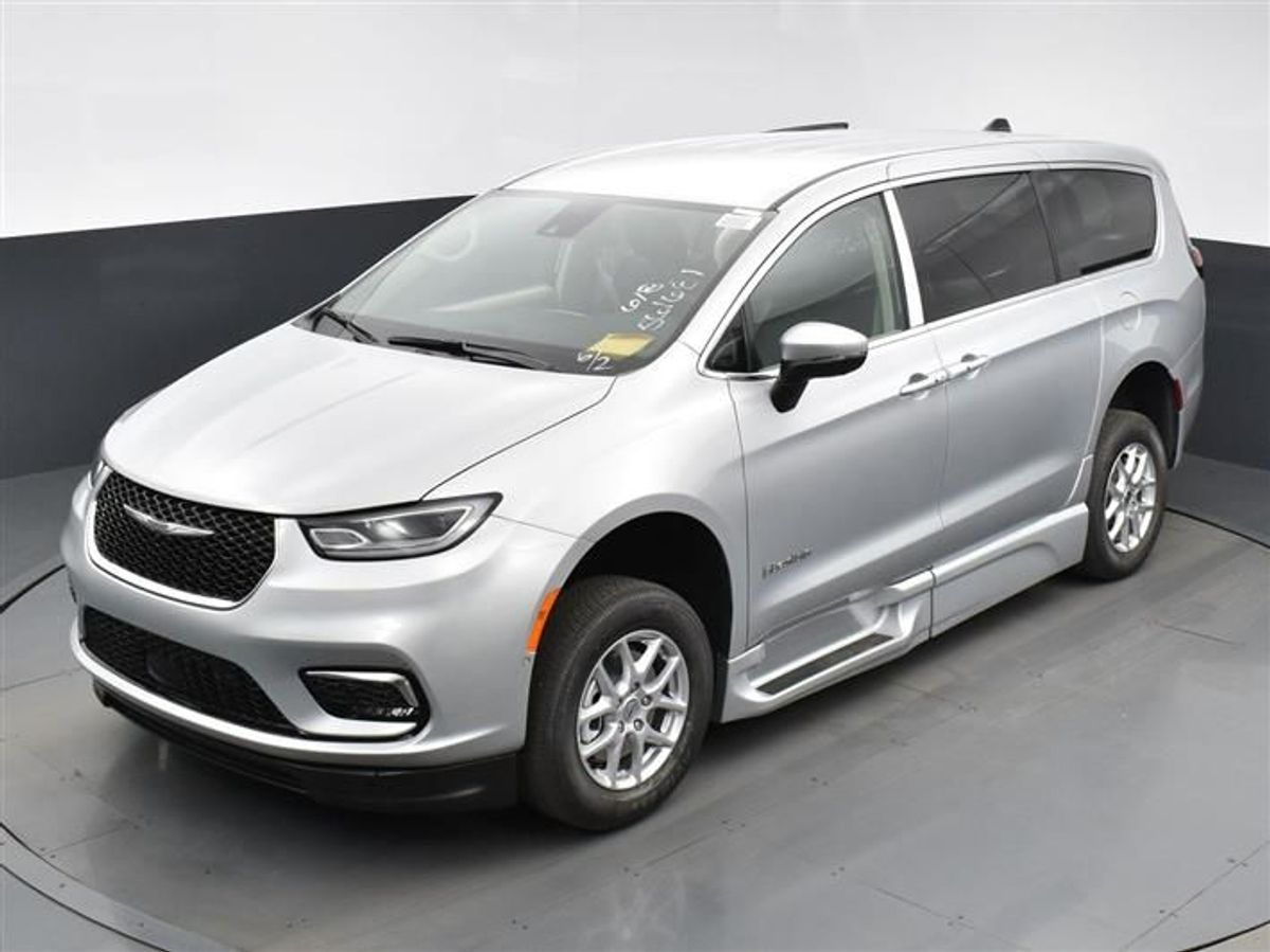 Silver Chrysler Pacifica image number 21