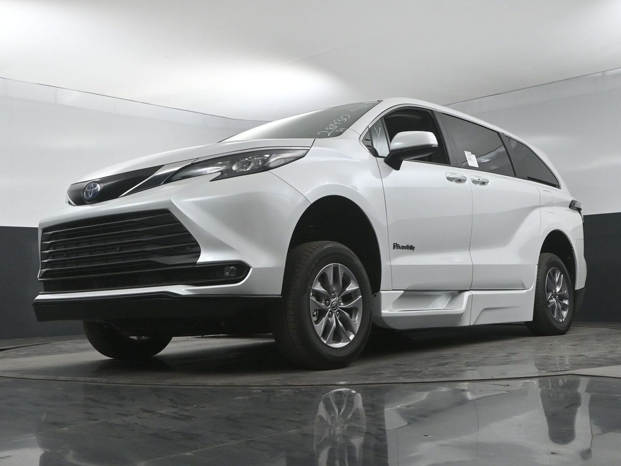 New 2025 Toyota Sienna Hybrid XLE Base - BraunAbility Side Entry Entry In Floor Automatic Ramp