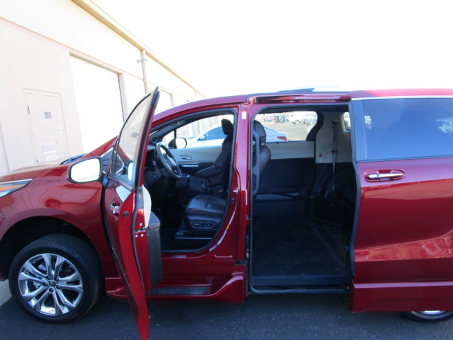 Used 2022 Toyota Sienna Hybrid Platinum - BraunAbility Side Entry Entry In Floor Automatic Ramp