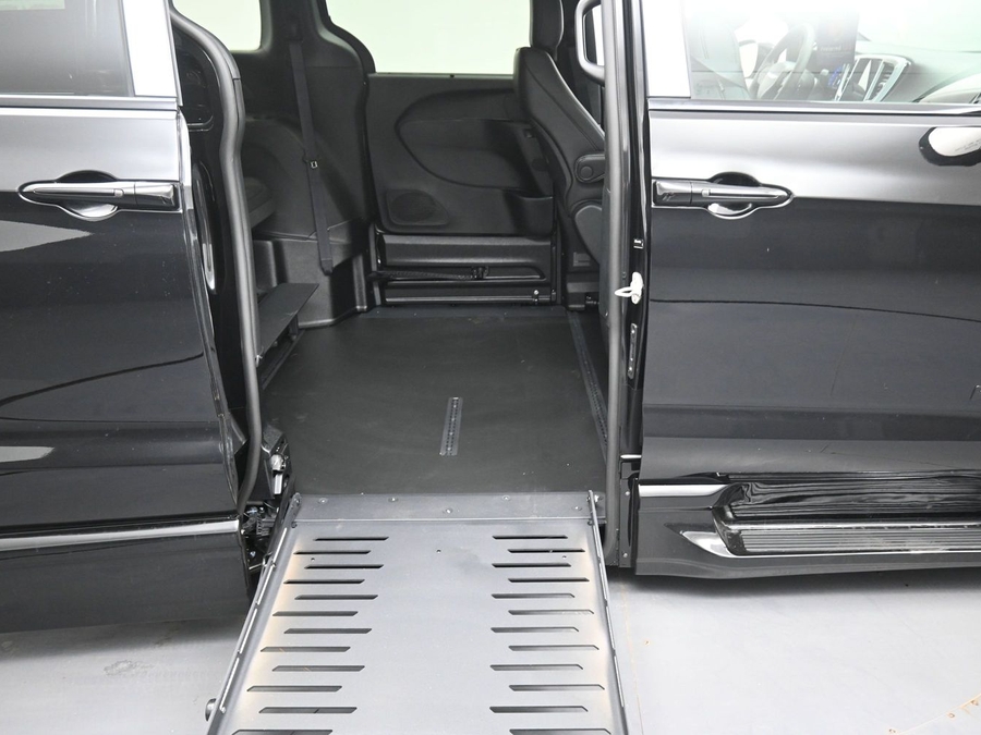 New 2026 Chrysler Pacifica Select Sport - BraunAbility Side Entry Fold Out Automatic Ramp