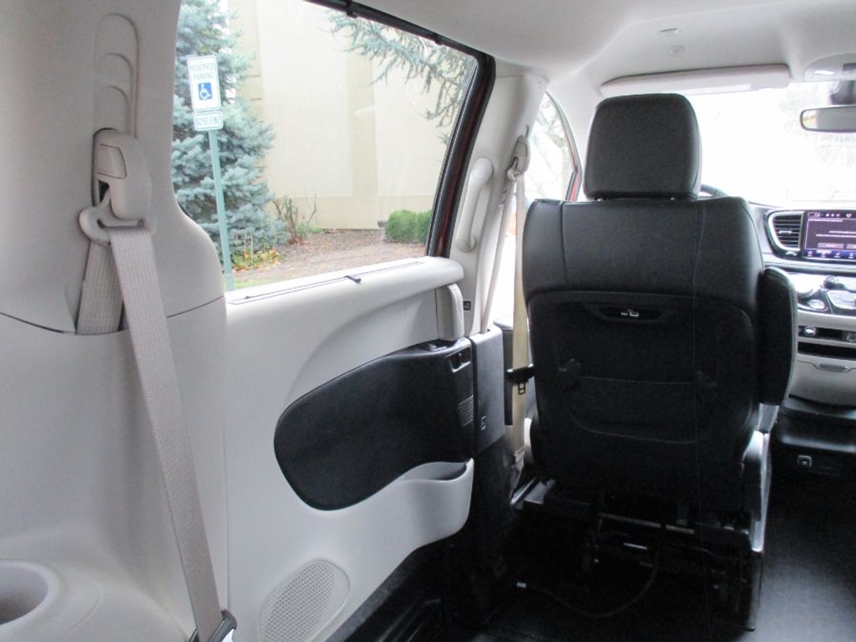 Red Chrysler Pacifica image number 14