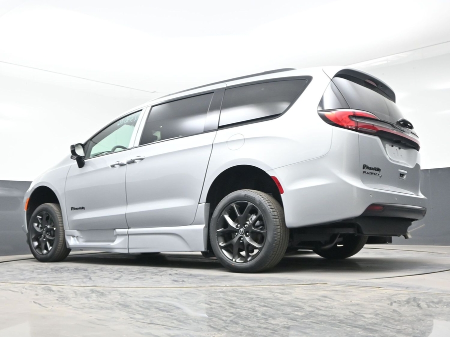 New 2026 Chrysler Pacifica Select Sport - BraunAbility Side Entry In Floor Automatic Ramp