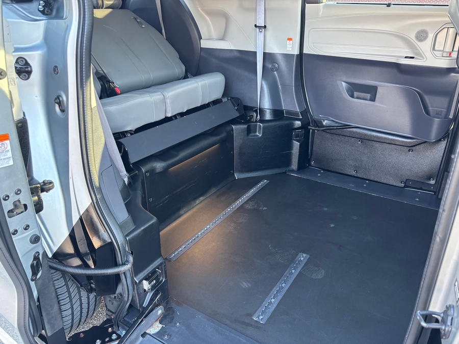 Used 2021 Toyota Sienna Hybrid XLE Base - BraunAbility Side Entry Entry Fold Out Automatic Ramp