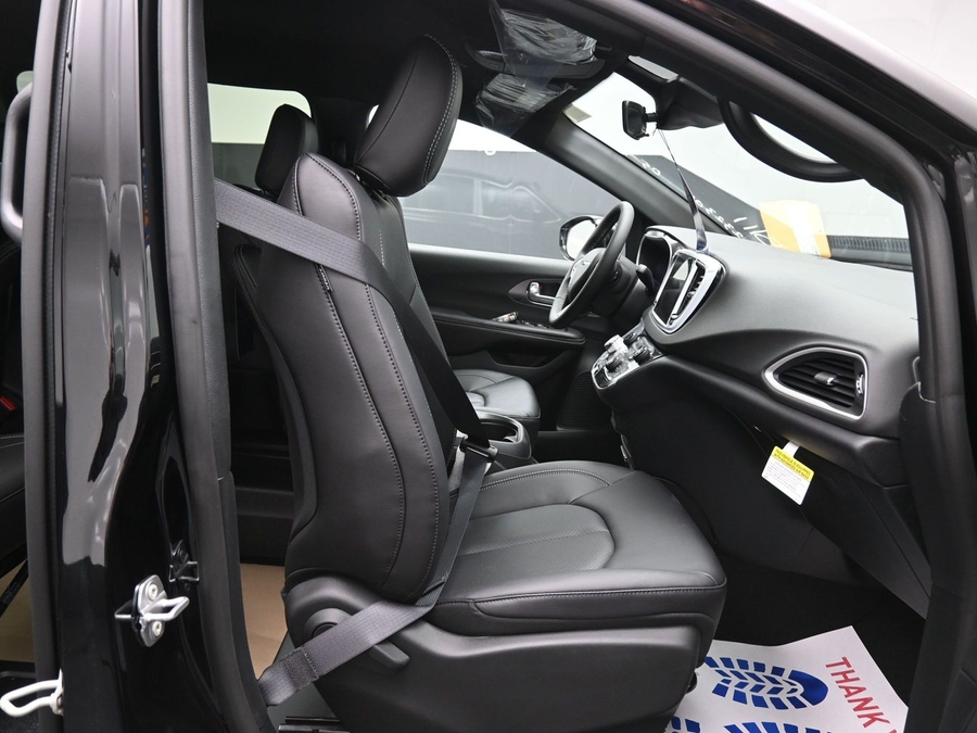 Black Chrysler Voyager image number 11