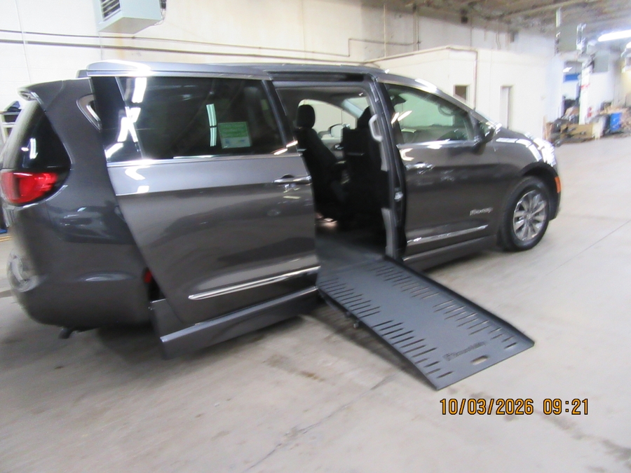 Grey Chrysler Pacifica image number 36