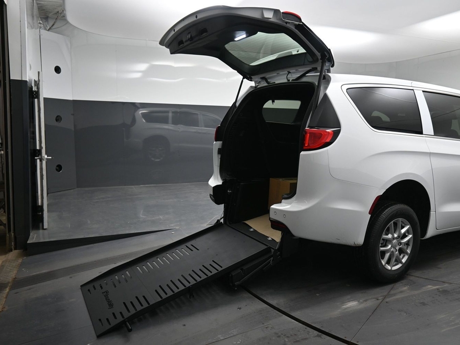 White Chrysler Voyager image number 10