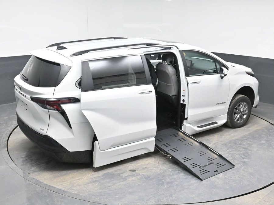 New 2026 Toyota Sienna Hybrid XLE Base - BraunAbility Side Entry Entry Fold Out Automatic Ramp
