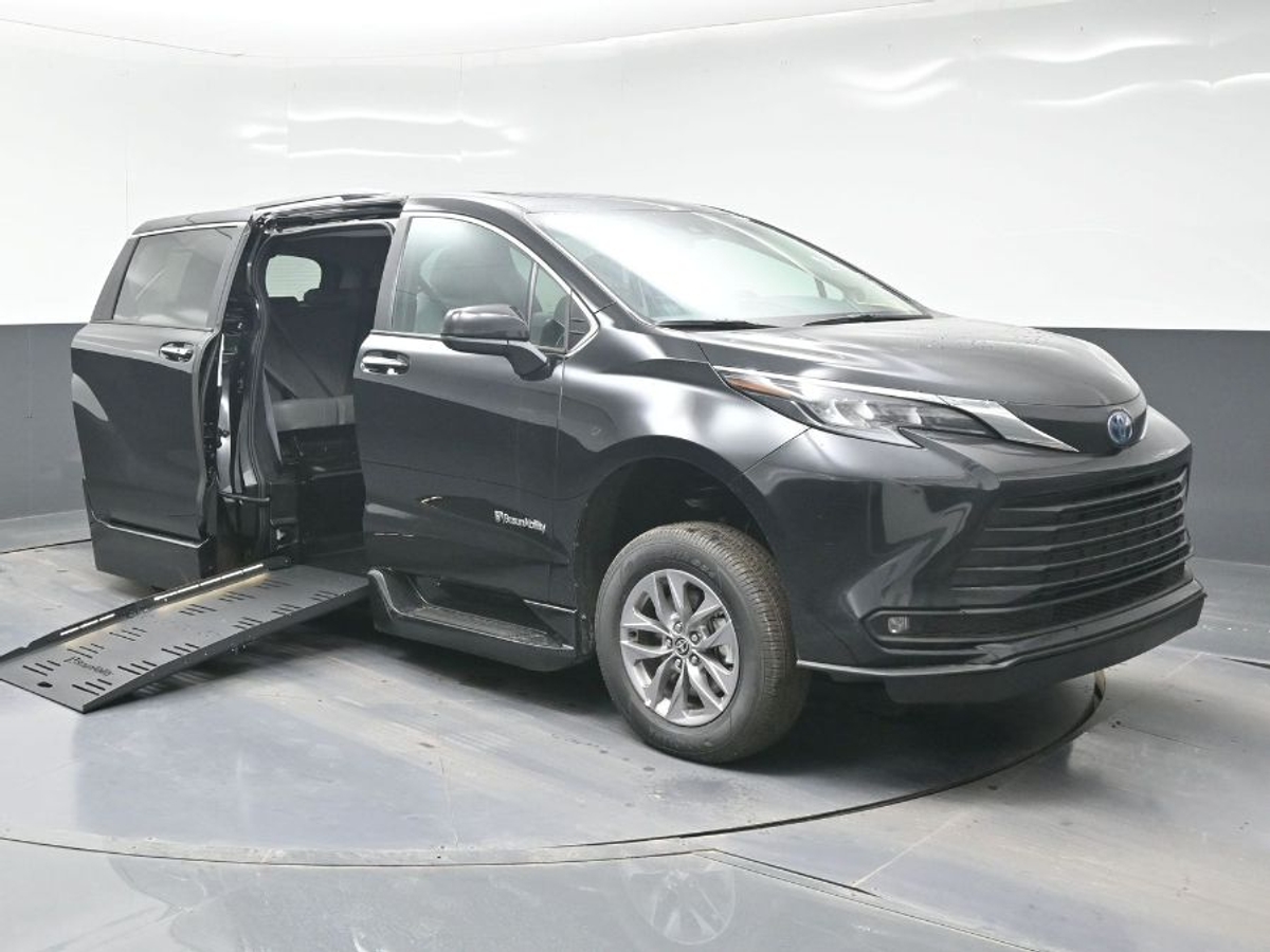 Black Toyota Sienna image number 11