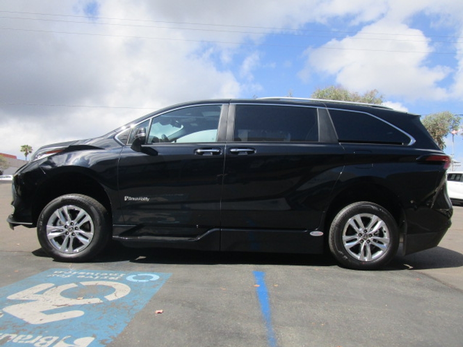 New 2026 Toyota Sienna Hybrid Limited - BraunAbility Side Entry Entry Fold Out Automatic Ramp