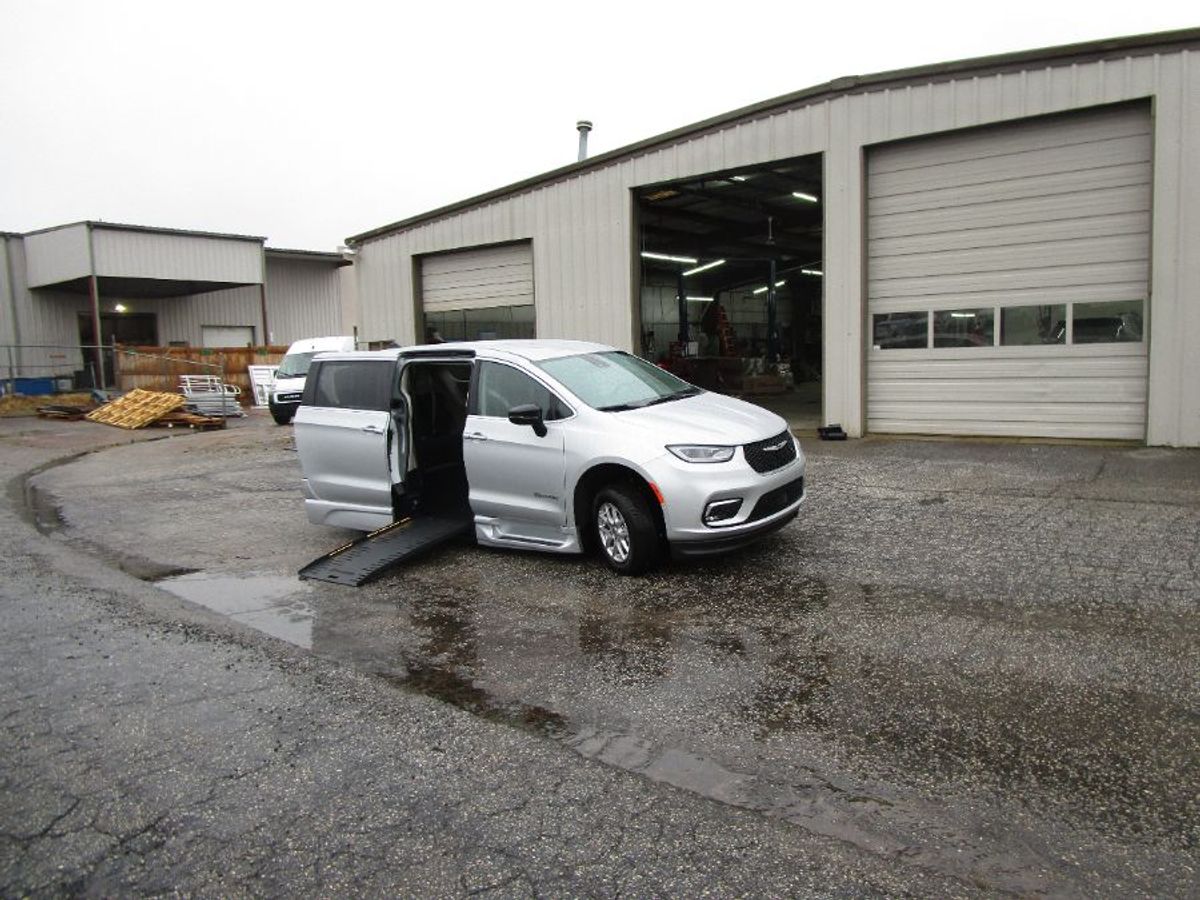 Silver Chrysler Pacifica image number 14