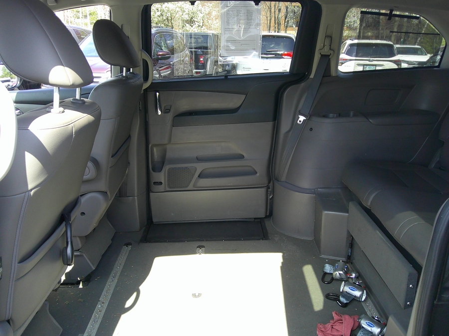 Silver Honda Odyssey image number 11