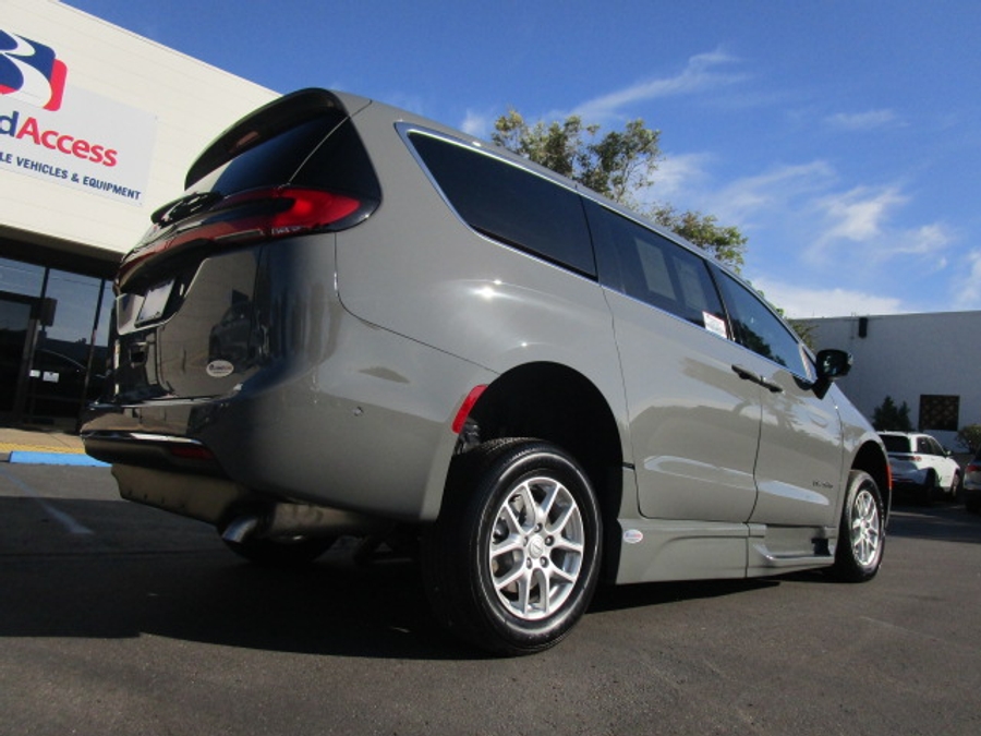 New 2025 Chrysler Pacifica Select Safety - BraunAbility Side Entry Entry Fold Out Automatic Ramp
