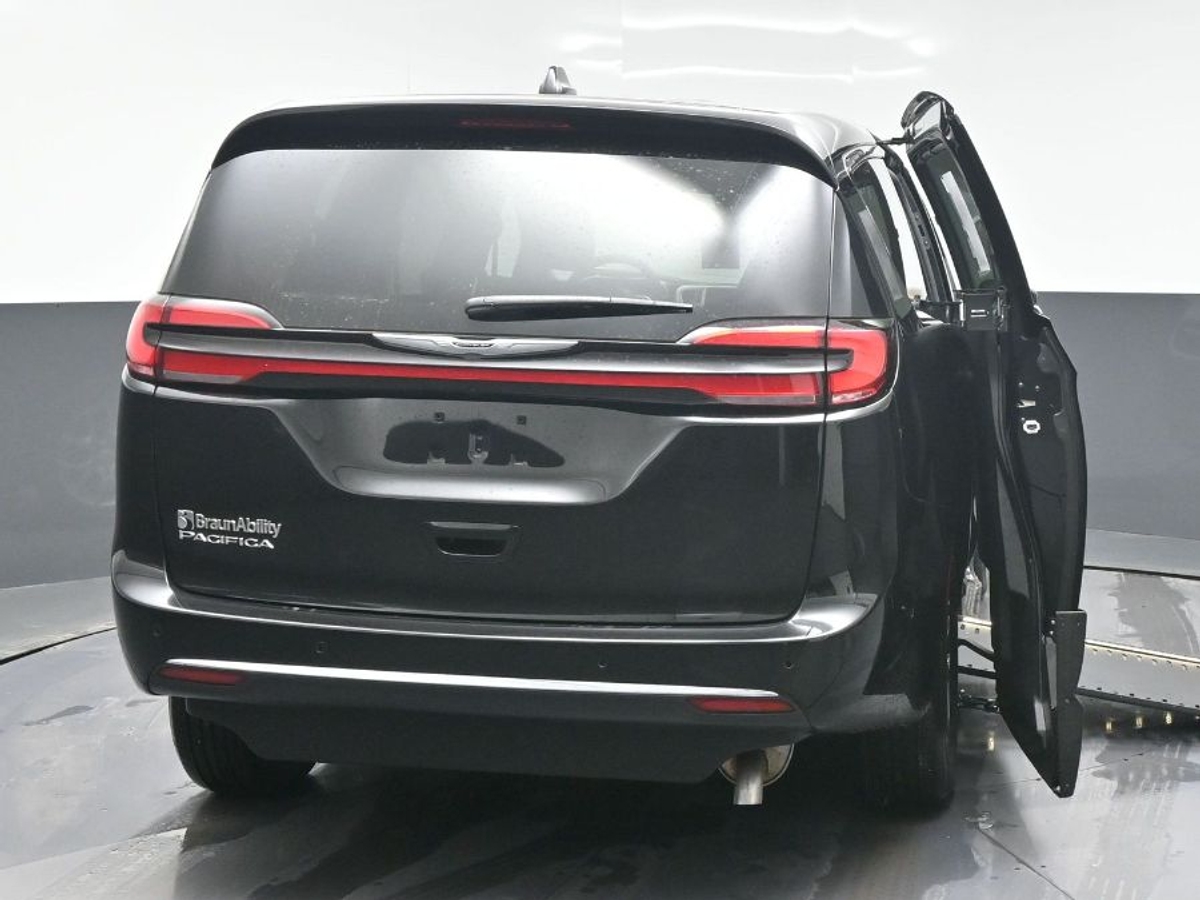 Black Chrysler Pacifica image number 5