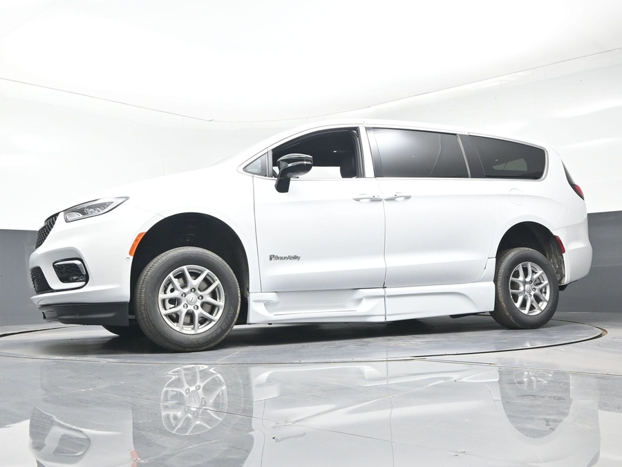 White Chrysler Pacifica image number 16