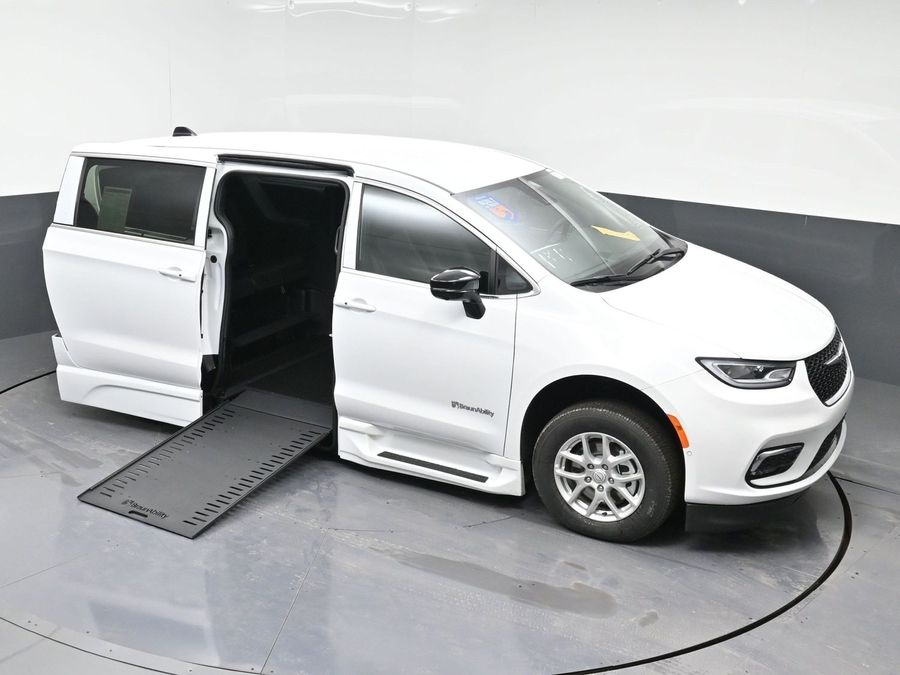 New 2025 Chrysler Pacifica Select Safety - BraunAbility Side Entry Entry In Floor Automatic Ramp