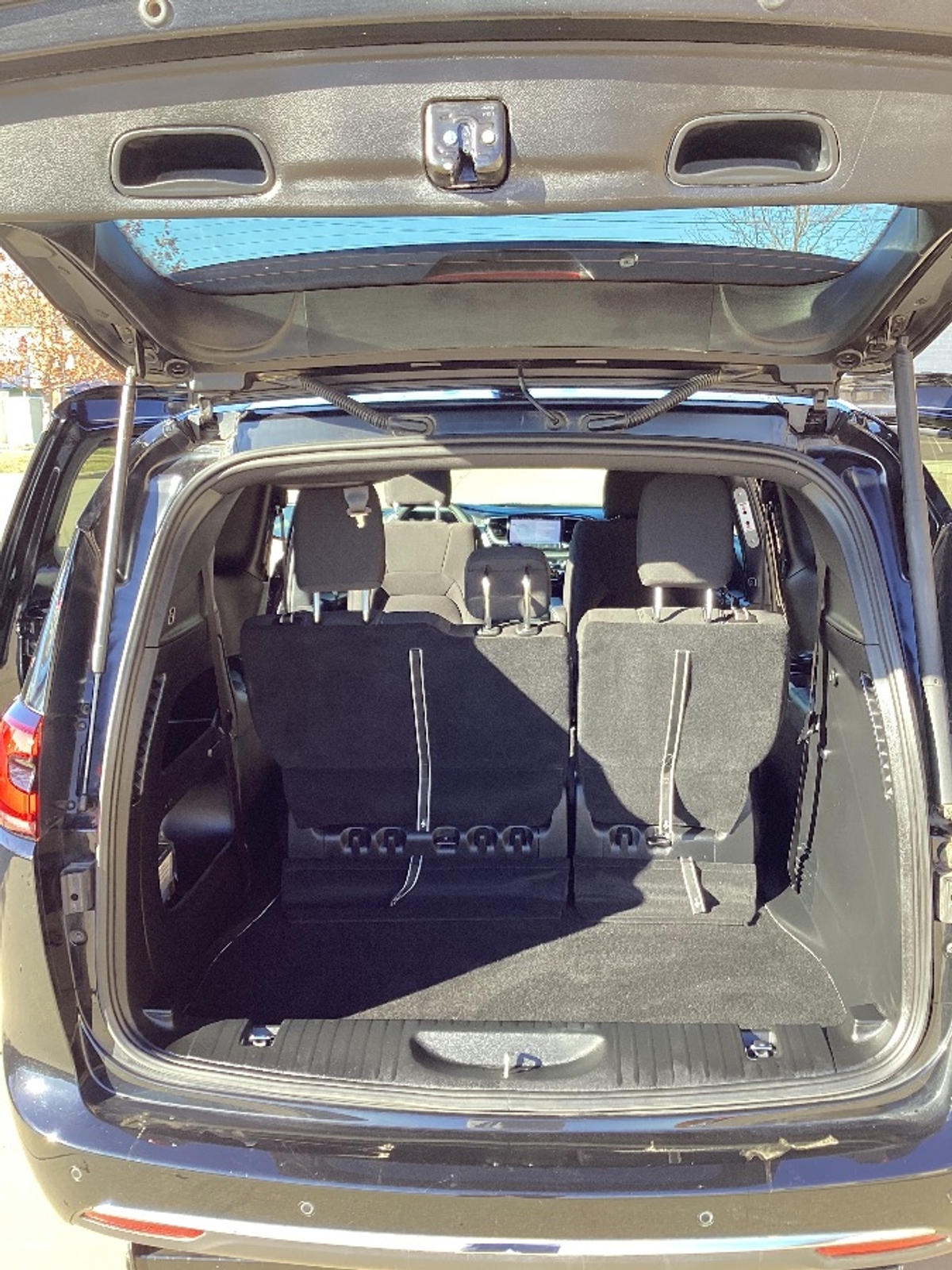 Black Chrysler Pacifica image number 16